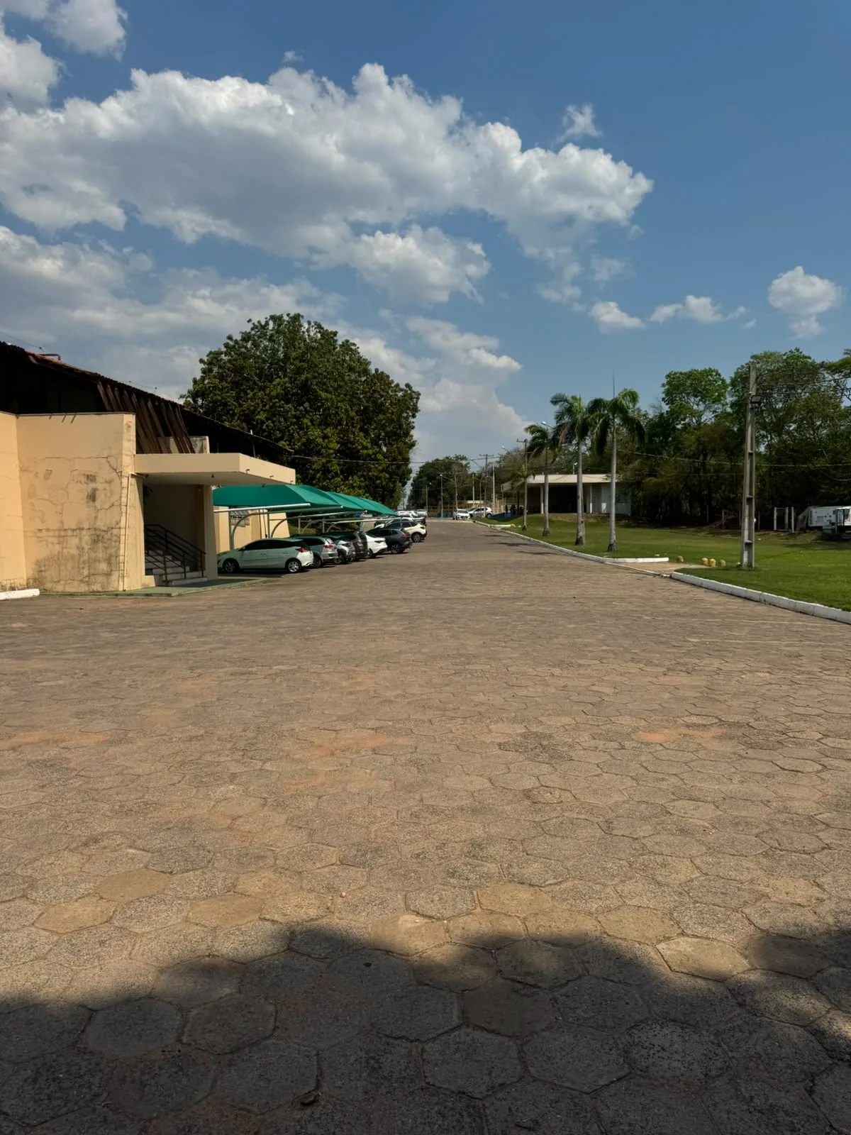 Estacionamento amplo do Supremo Grill